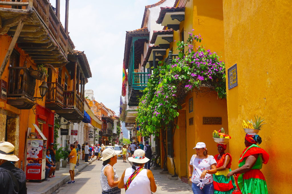 Mulheres com roupas típicas de Cartagena