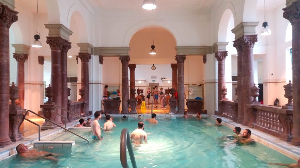 Uma das várias piscinas interiores do spa e banho termal Szechenyi