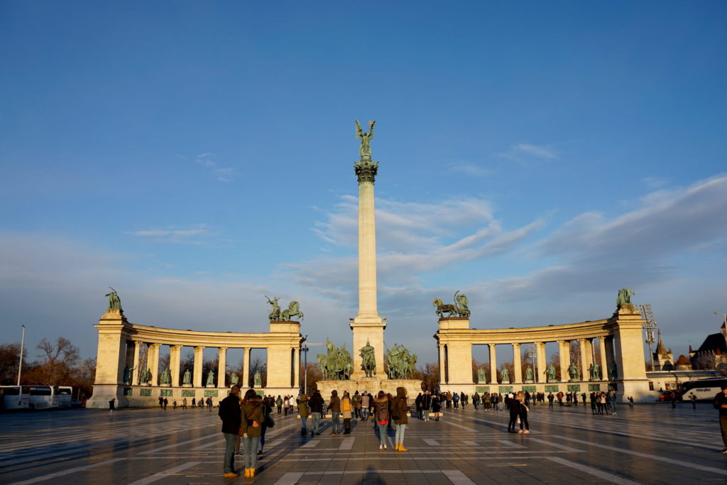 Praça dos Heróis, com estátuas dos fundadores da nação húngara, incluindo o pai de Árpad