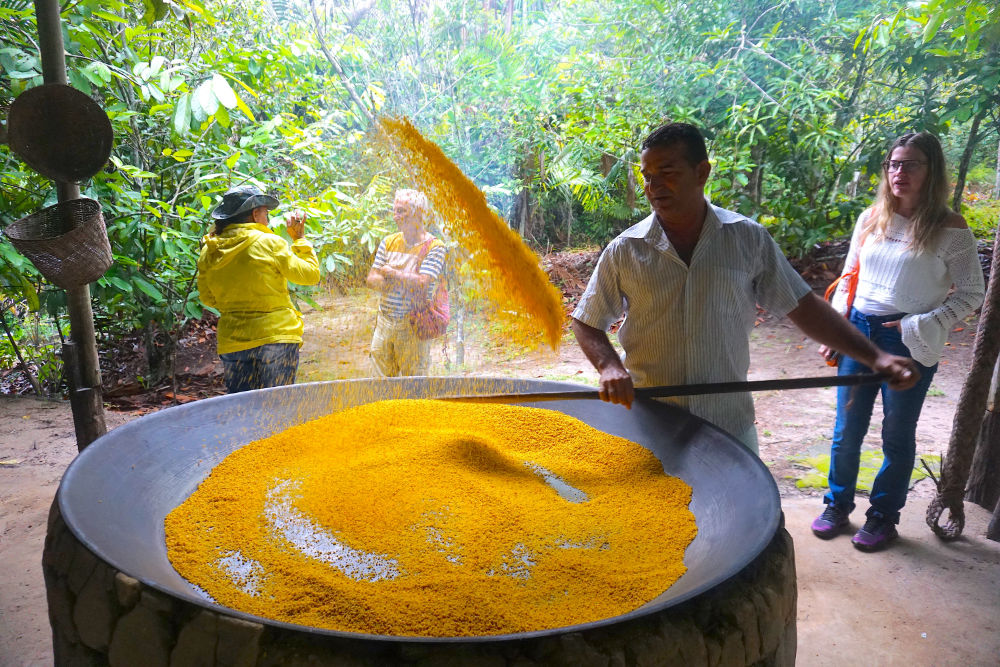 Processo de produção artesanal de farinha de mandioca