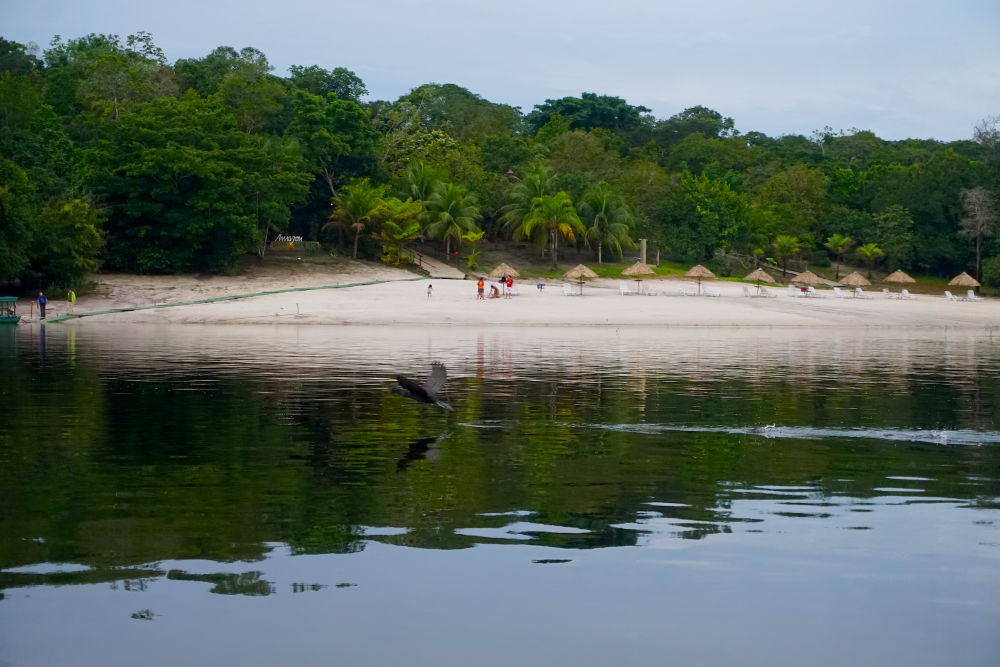 Praia privativa às margens do Rio Negro