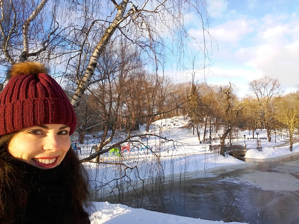 O canal congelado do Parque Kronvalda em Riga, Letônia