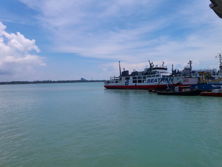 Um dos barcos que faz o trajeto entre ilhas