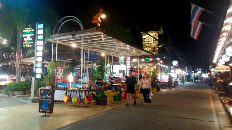 Passeio à noite por uma das vilas em Koh Samui