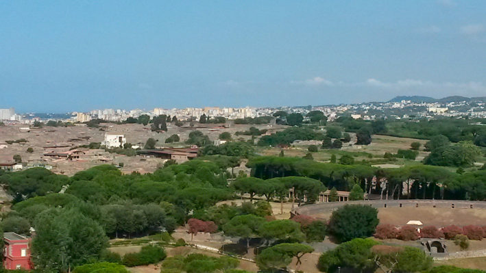 Vista do sítio arqueológico a partir de Nápoles