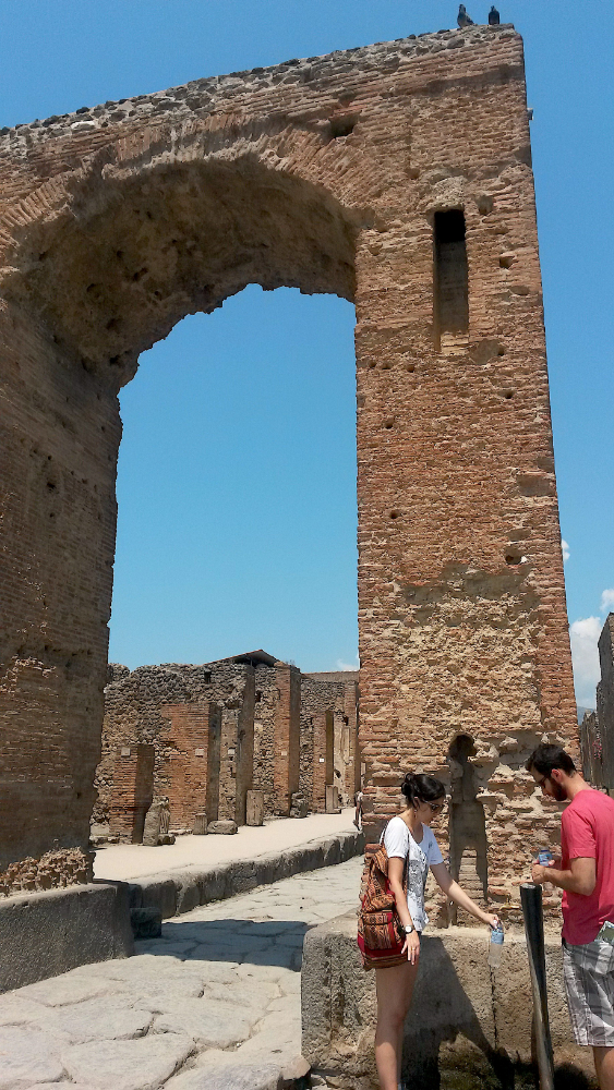 Uma das várias fontes de água potável em Pompeia