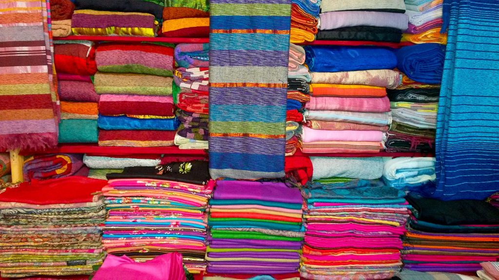 Os coloridos tecidos do Marrocos