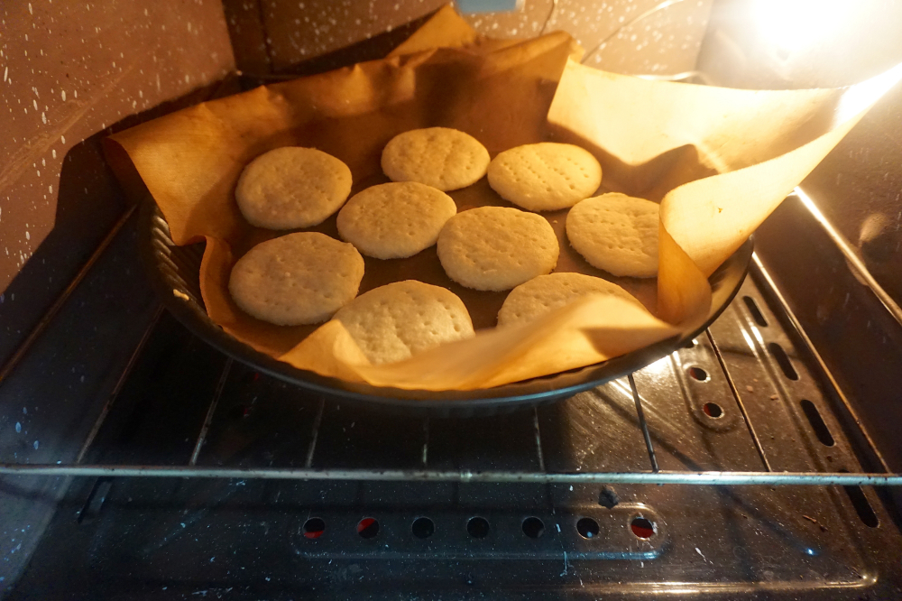 Assando o biscoito amanteigado típico da Escócia