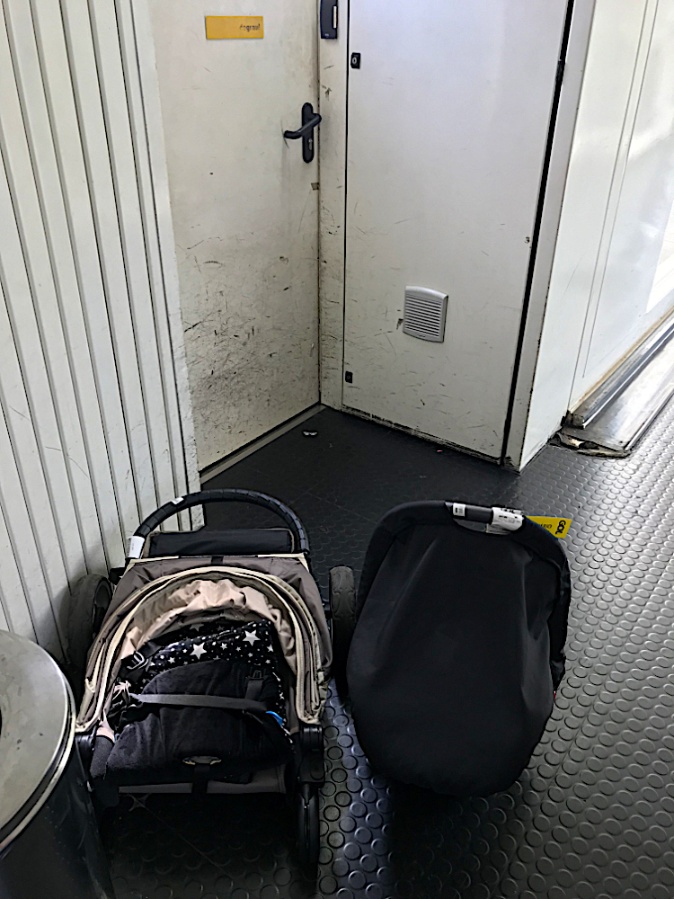 Despachando o carrinho e bebê conforto na porta do avião